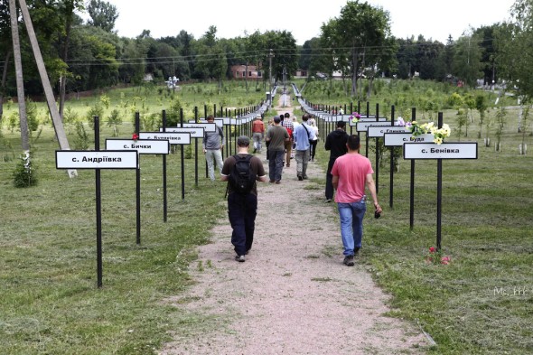 左右兩邊樹立著所有因這事故而廢棄的部落、小鎮和城市的名字，幾乎看不到它的盡頭。