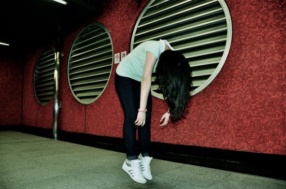 鬼影重重萬聖夜，少女阿飄現身港鐵站？