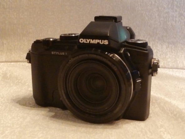 【報價】香港售價 $6390 買恆定 f2.8 光圈 10.7 倍長炮機．Olympus Stylus 1