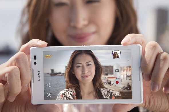 【新機速試】平玩大芒雙卡雙待．Sony Xperia C