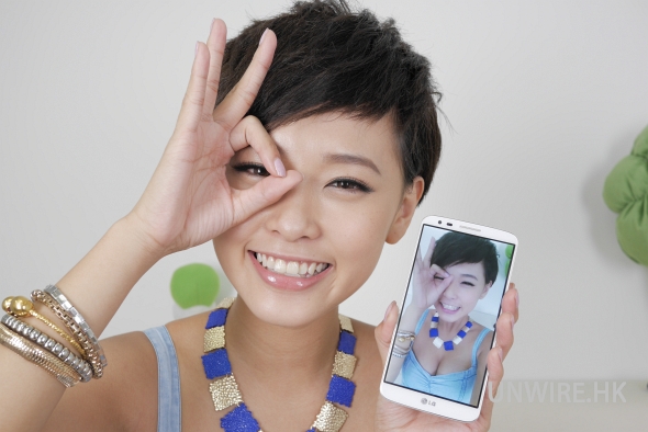 Vivian Law 為你示範：手機界「自拍神器」 LG G2