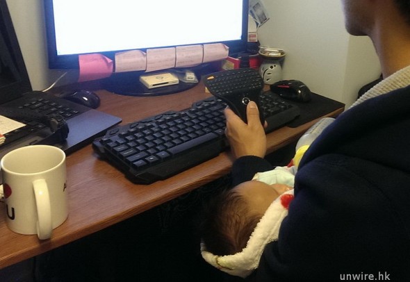 【親子日記】雙手並用! 一手抱 B 餵奶 + 單手上網技巧