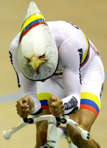 殺氣騰騰的單車選手專用頭盔