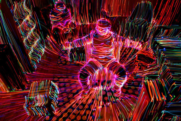 用光塗鴉勾劃室內空間的創作