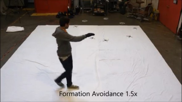 用手勢操控小型遙控飛機！超有型！