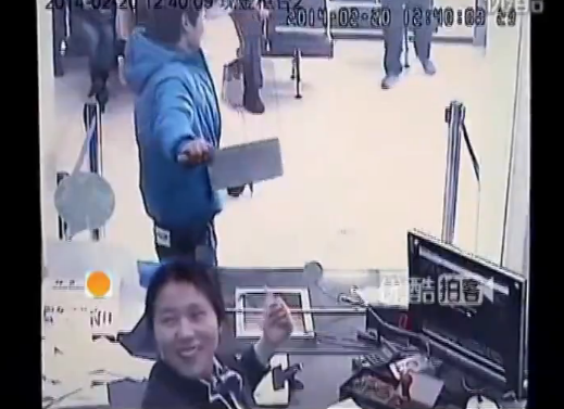 菜刀賊打劫銀行反遭職員訕笑