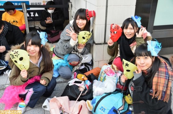 終於開賣！日本機迷排隊買 PS4