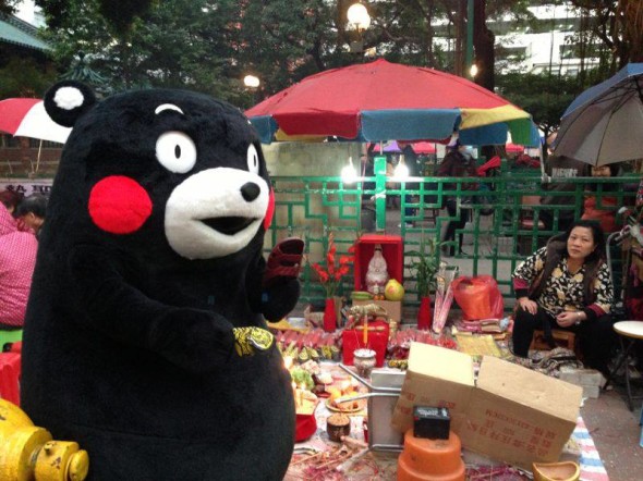 入鄉隨俗！熊本熊來港幫手打小人