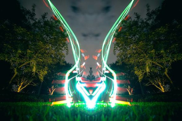 光影繚亂：用遙控直昇機製作的光塗鴉作品