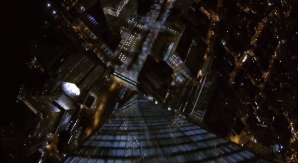 真人 GTA？四青年潛入紐約自由塔 極限跳傘馬路落地