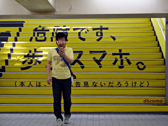 日本 SoftBank 出 APP，禁止用戶邊行邊玩手機