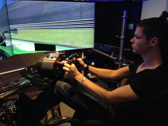 頭搖又尾擺　JetOne Motion 全動模擬器玩飛車