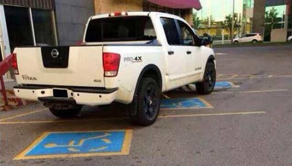 睇唔過眼！網民開 FB 谷羞辱缺德司機