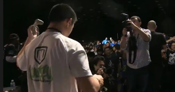 手掣打羸 EVO！神人用 PS1 手掣技壓群雄，UTLRA 街霸 IV 奪冠