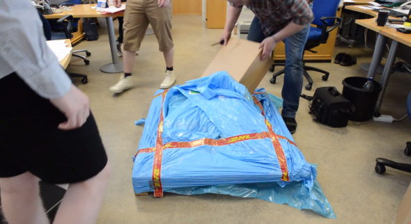 最強保護！DHL 寄送充電器的誇張包裝