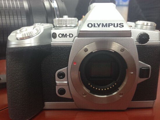 銀色版 Olympus E-M1 實機曝光！可拍 4K 影片