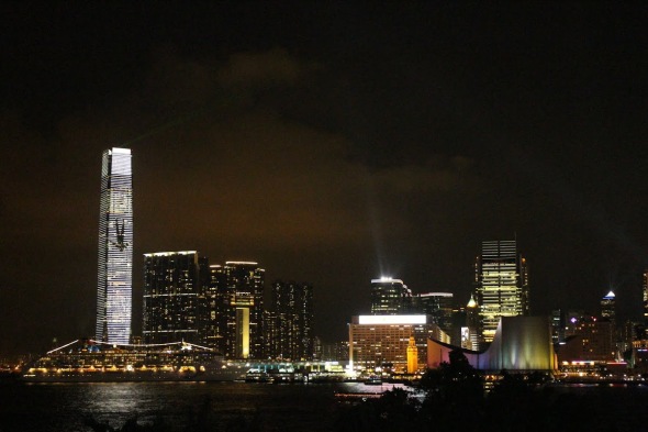 著名光影大師 Jim Campbell 親自來港設計！大型媒體藝術展「流光曳影」ICC 外牆啟動　