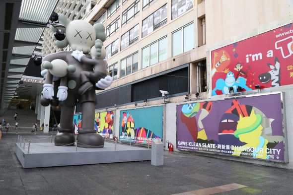 7 米高 KAWS 新雕塑到港