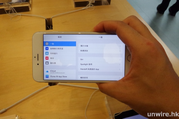 小編 ：「iPhone 6 Plus 打橫 Home Screen 似足 iPad」