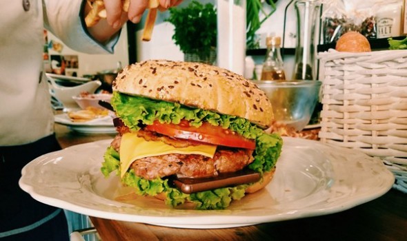 食得落肚？廚師炮製 Sony Xperia Z3 漢堡包！