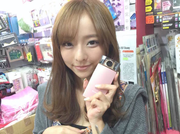 炒價 $9500  !影到變女神 ? 小編 實試 Sony 香水樽型自拍神器 KW1