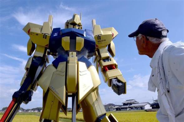 中完風都繼續砌！日本伯伯自家製 2 米高「百式」