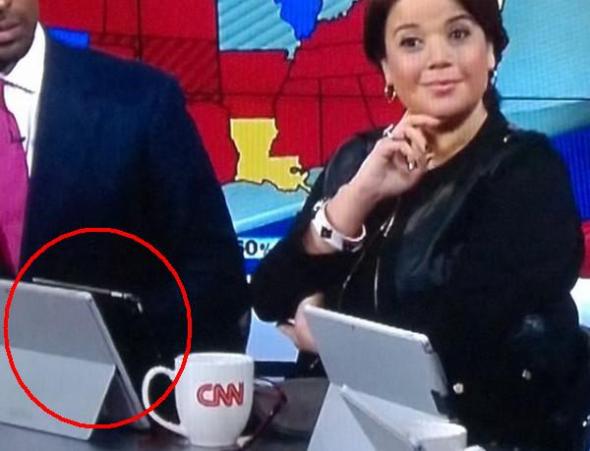 植入廣告失敗！ Surface Pro 慘被 CNN 評論充當 iPad 支架