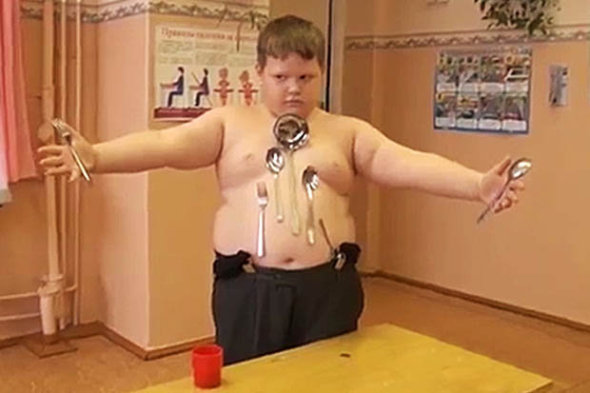 真人 X-Men！12 歲俄少年受強大電擊，大難不死變磁力王