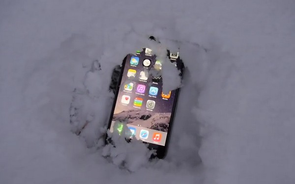 再度測試！今次將 iPhone 6 Plus 埋入雪地急凍一晚