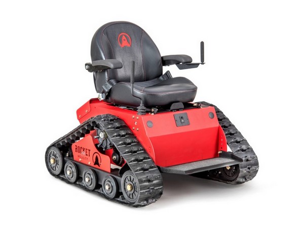 可於崎嶇路面上行駛！坦克型電動輪椅 Tomahawk 現已登場