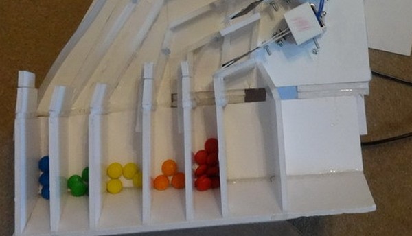 女神：「我想你送 M&M 俾我，但我只要 1,000 粒紅色」 神人活用 iPhone DIY 分「色」器