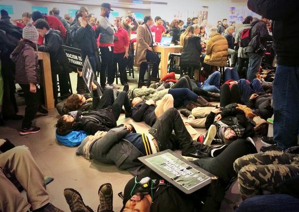 紐約 Apple Store 被示威者佔領！抗議警方無故使用暴力