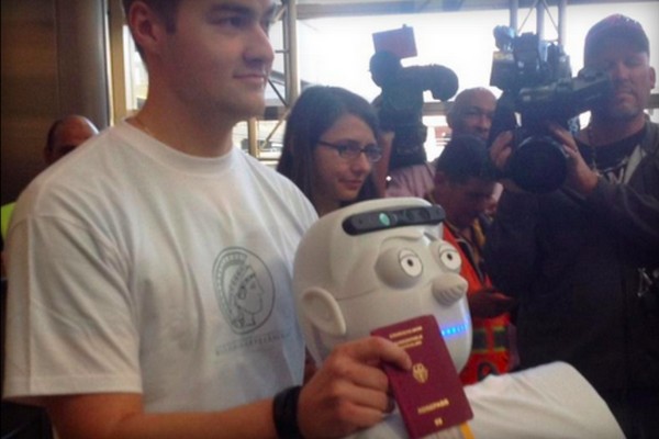 同樣擁有護照！美國出現全球首位購票乘搭飛機機械人