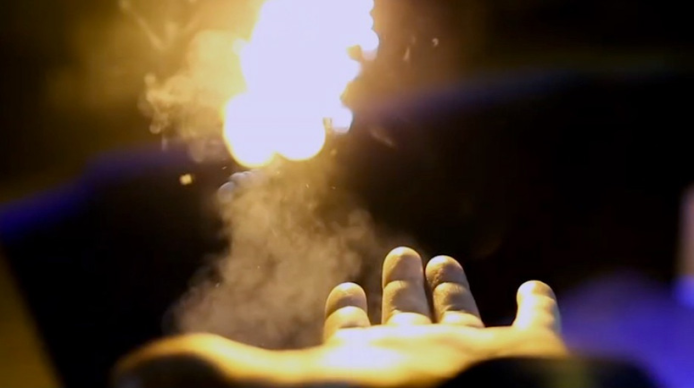 想學草薙京手掌噴火 ? 背後只靠兩粒 AAA 電池