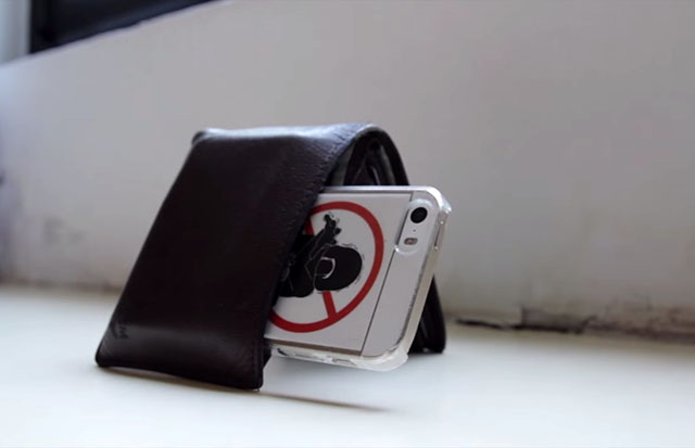 攝影小貼士：使用銀包變成手機腳架