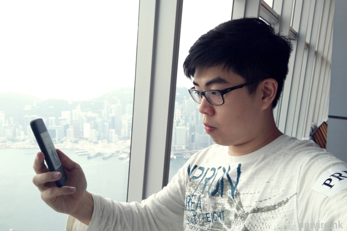 小編 ：「有 e－ink 芒係幾正」- 速試「習近平」雙芒手機 YotaPhone 2