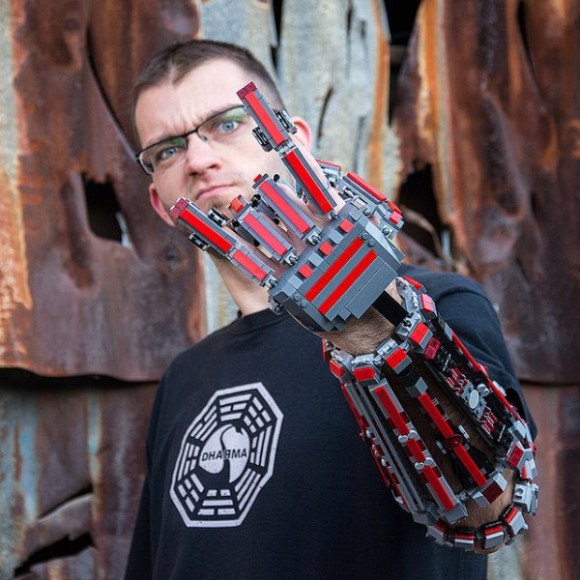 設計精巧！海外玩家打造出 Lego 強化手臂盔甲