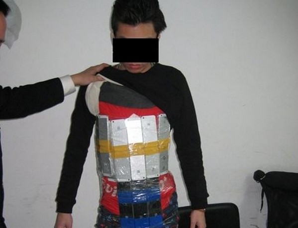 為走私搏到盡！香港水貨客身纏 94 部 iPhone 當場被捕