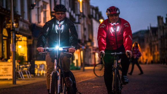 內置 LED 閃燈  Visijax 聰明單車風衣