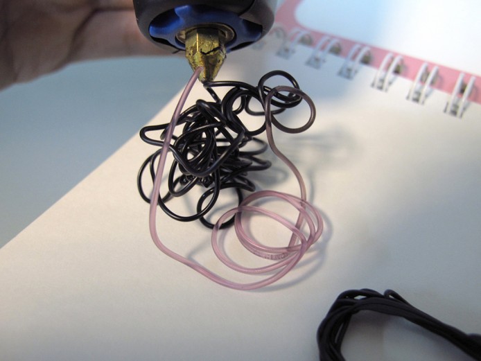 如 Magic 搬半空畫畫，3Doodler 3D 列印筆實測