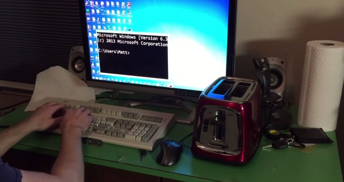 睇完片包你笑 ! 神人改造多士爐成 Game Controller