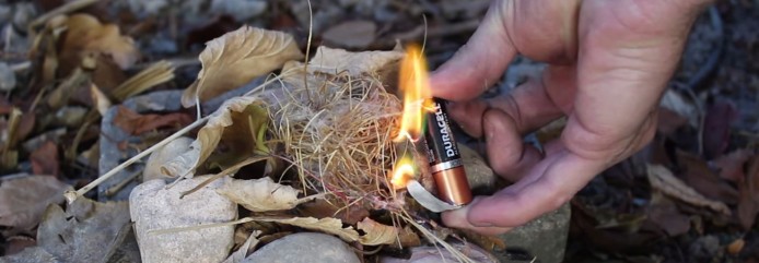 野外求生法！AA電+香口膠紙生火