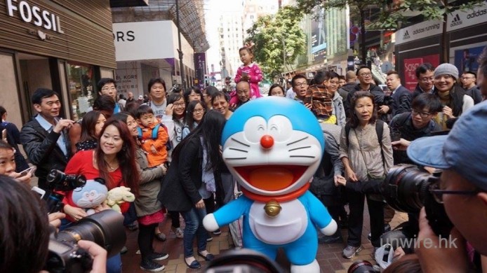 叮噹 (多啦 A 夢) 走到香港街上，跟巿民打氣