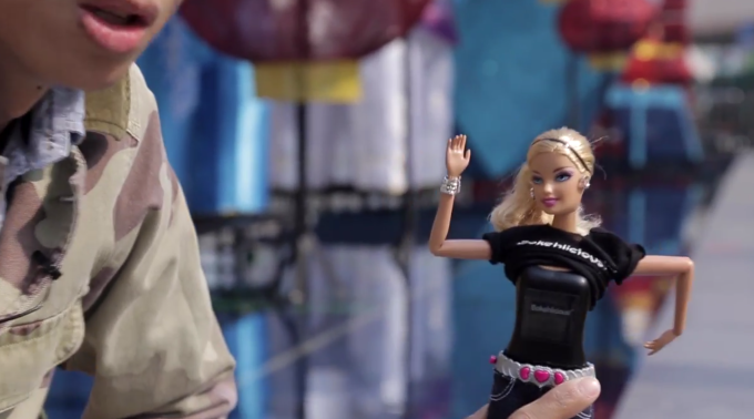 DigitalRev 實試內置鏡頭的 Barbie 公仔