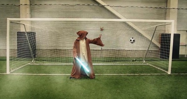 勁過《少林足球》！超級英雄用盡絕技玩轉足球場