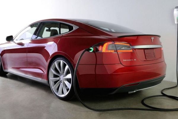 Tesla :「唔使再成日驚架車無電」 Model S 「更新」可提升續航力