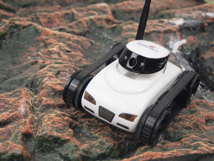 用手機 WIFI 玩低角度拍攝！迷你搖控坦克車