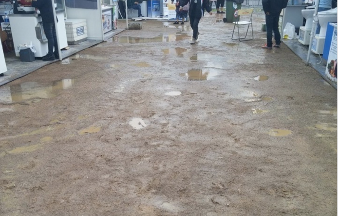 大家剷泥齊抽水，中環電腦節成「水地獄」