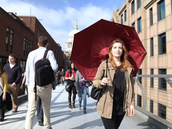 超實用外反式開合！KAZbrella 雨傘收起時唔怕水滴整濕四周