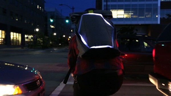 夜間踩單車更安全！BrakePack 智能單車背囊可顯示各種訊號燈